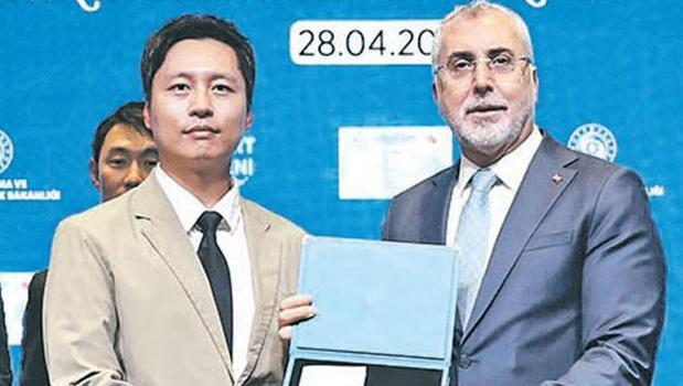 Türkiye’ye yatırım yapan 22 firmaya turkuaz kart)