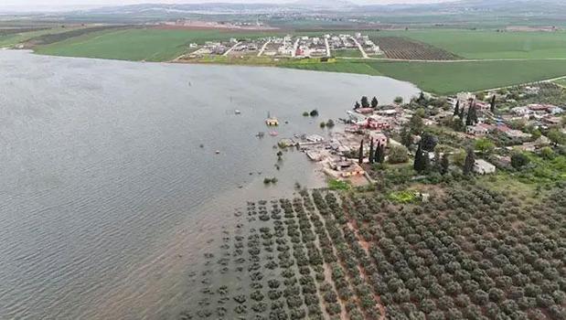 Hatay'da boş kalan baraj taştı! Köyler suya gömüldü)