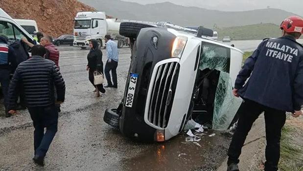 Malatya’da korkunç kaza! Yolcu minibüsü devrildi: 12 yaralı)