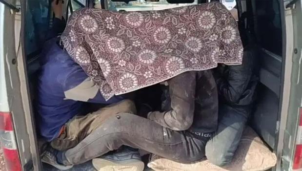 Hatay’da akılalmaz görüntü! Örtü altında taşınırken yakalandılar)