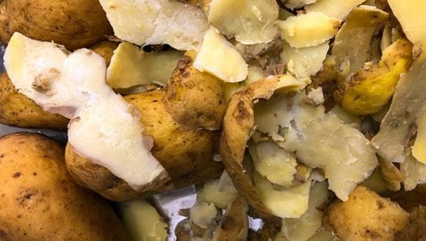 Çöpe atan pişman olur! Patates kabuklarını devleştiren 4 kullanım yolu)