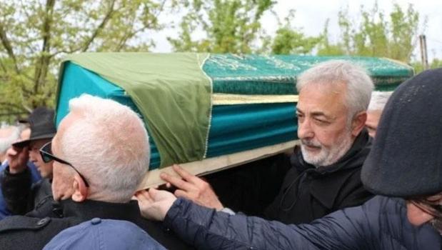 Oyuncu Mehmet Aslantuğ, annesini son yolculuğuna uğurladı)