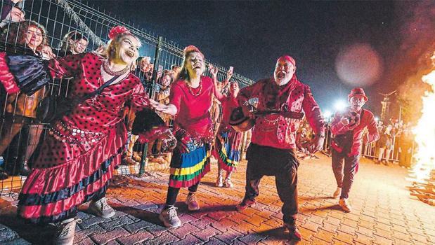 Ateşler yakıldı dilekler asıldı)