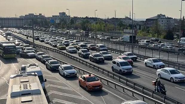 İstanbul'da iş çıkışı trafik yoğunluğu yüzde 78'lere çıktı)