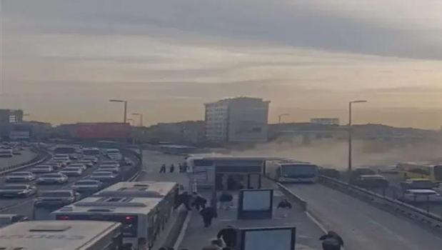 Kağıthane'de faciadan dönüldü! Metrobüs yangına paniğe neden oldu)
