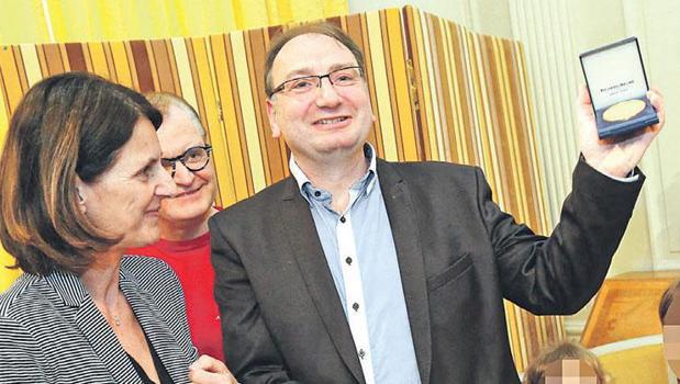 Kendine madalya veren profesör)