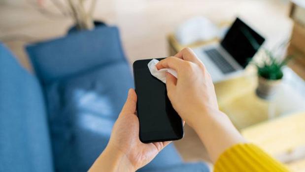 Tuvalet kapağından daha kirli! Telefonunuzu pırıl pırıl yapacak mucize formül)