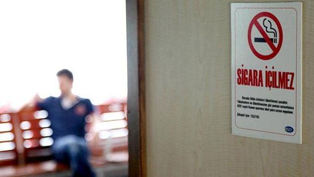 Annesinin şikayeti mahkemeye taşındı: 'Bu evde sigara içmek yasak')