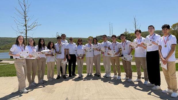 Geleceğin dahileri golf sahasında kupa için yarıştı)