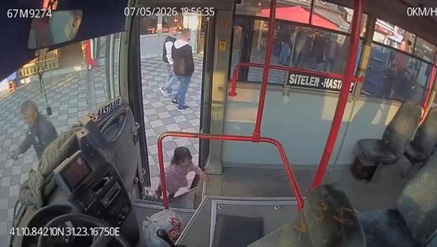 Ailesini bulamadı emekleyerek halk otobüsüne bindi! 2 yaşındaki çocuğun o anları kamerada)