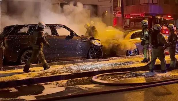 Kadıköy’de oto galerideki yangında 4 araç yandı)