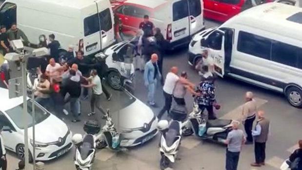 Trafikte yol verme kavgası büyüdü! Minibüsten inip kuryeyi dövdüler)