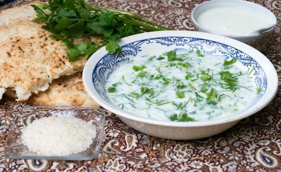 İç ferahlatan ayran aşı çorbası tarifi! Hem tok tutuyor hem de kilo verdiriyor)
