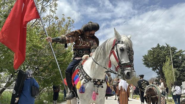Develer, atlar ve türkülerle yürüdüler! Görenler gözlerine inanamadı)