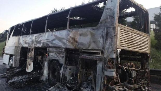 İzmir’den İstanbul’a gezi kafilesi taşıyan tur otobüsü yandı!)