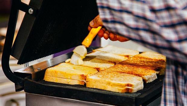 Kaşarı uzayıp giden, dışı nar gibi kızaran tost! Kimsenin bilmediği bir püf noktası var)