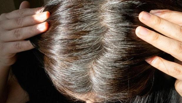 Kimyasal boyalardan daha etkili! Beyaz saçları kendi rengine döndürüyor: Büyükannelerimizden kalma doğal kür)
