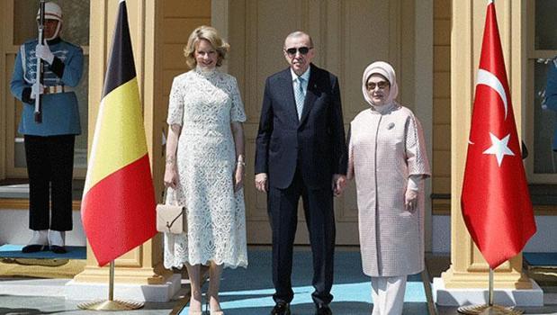 Cumhurbaşkanı Erdoğan, Belçika Kraliçesi'ni kabul etti)