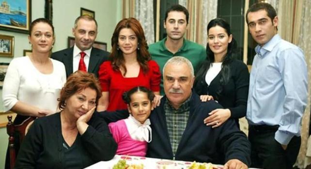 Yaprak Dökümü’nün iki yıldızı Bennu Yıldırımlar ve Deniz Çakır 18 yıl sonra bir arada!)