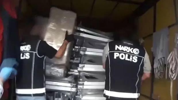 Bağcılar'da kamyonette ele geçirilen miktar dudak uçuklattı)