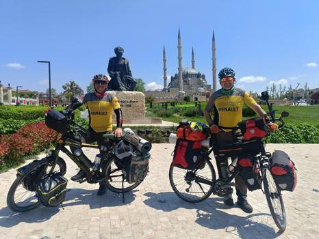 Yakın arkadaşıyla aynı dönemde emekli oldular, şimdi bisikletle Türkiye'yi geziyorlar!)