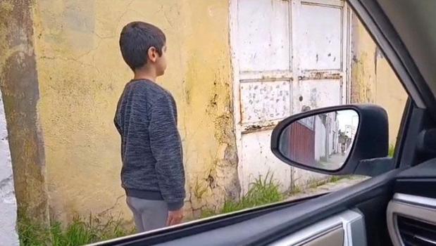 İstiklal Marşı’na yolda eşlik eden Emre’ye ödül)