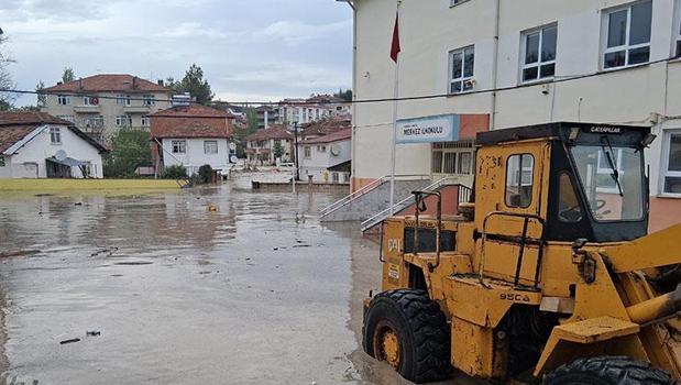 Samsun sağanak yağışa teslim oldu! Caddeler ve araçlar suya gömüldü)