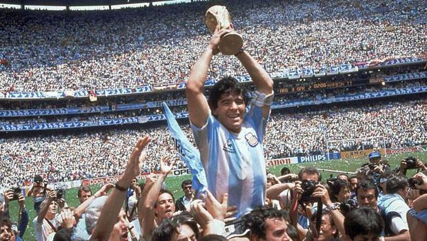 Maradona'nın ölümünde sır perdesi aralanıyor! 2 doktor hakim karşısında)