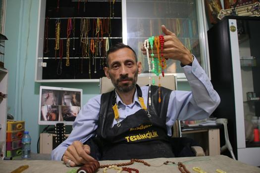 Babasından öğrendi, tüm dünyaya satıyor! 'Engel yürekte olmasın' sözleriyle herkese umut oldu)