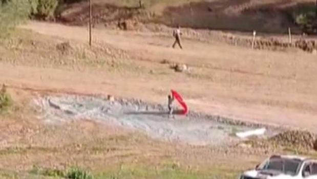 Yere düşen bayrak için piste koştu! 14 yaşındaki Yusuf’un milli gururu)