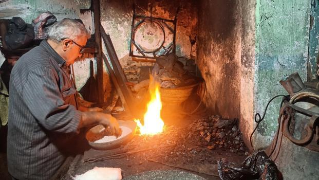 Bakırı ateşle yeniden hayata döndürüyor! Teknoloji unutturdu ama o peşini bırakmadı)