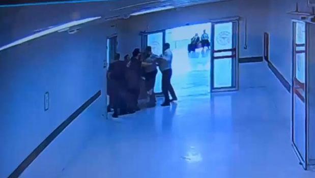 Hastanede akılalmaz olay! Radyasyon odasına zorla girip doktora saldırdı)
