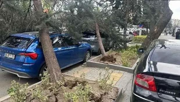 Ankara'yı sel vurdu! Ağaçlar kökünden söküldü, direkler devrildi)