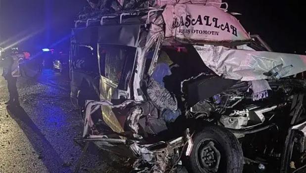 Aksaray'da feci kaza! Tarım işçilerini taşıyan minibüs tıra çarptı: Yaralılar var)