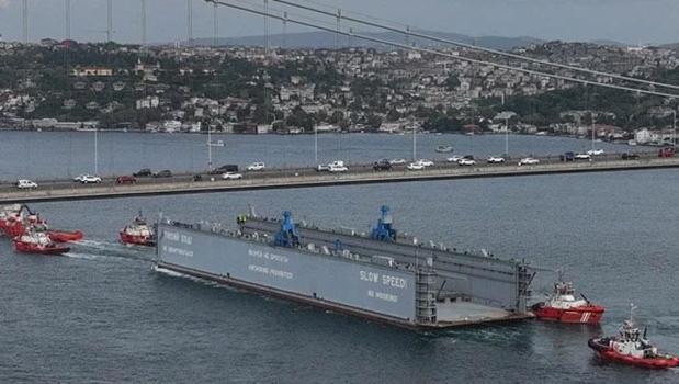 İstanbul Boğazı'nda gemi trafiği çift yönlü askıya alındı: Drone saldırısına uğrayan geminin geçişi sağlanacak)