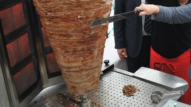 Usta dönerci tavuk dönerin en yenmemesi gereken yerini gösterdi! Sosyal medyayı sallayan gizli gerçek: Meğer o kısmı tamamen...)