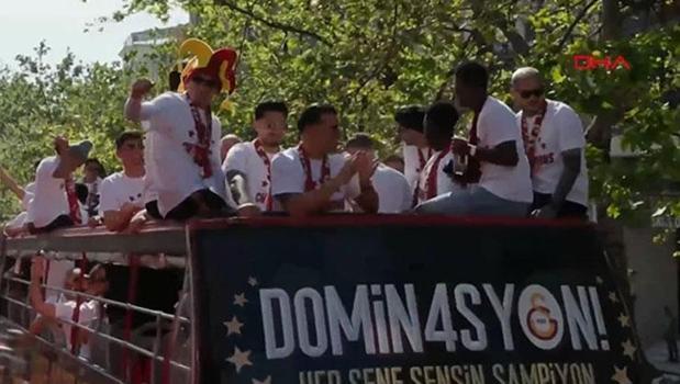 Galatasaray üst üste 4. şampiyonluğunu kutluyor! İstanbul'da otobüs turu başladı)
