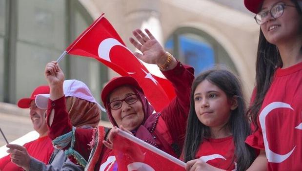 New York'ta 43. Türk Günü Yürüyüşü coşkuyla kutlandı)
