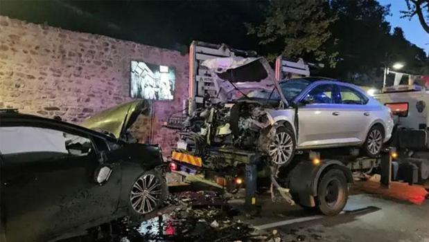 Beşiktaş'ta kaza! Sabaha karşı iki otomobil çarpıştı: Yaralılar var)