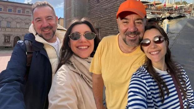 Ata Demirer ve sevgilisi Dilara Alemdar yaz sezonunu açtı)