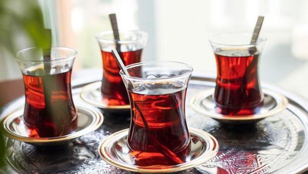 Türkler liderlik koltuğunu kaptırdı! Dünyada en çok çay içilen yer belli oldu)