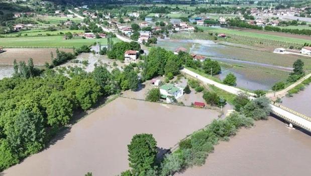 Karadeniz’de alarm durumu! Baraj kapakları açıldı, 2 ilde okullar tatil)