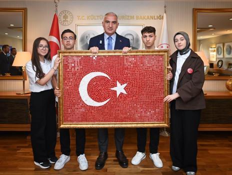 Bakan Mehmet Nuri Ersoy, 19 Mayıs'ta genç sanatçıları bakanlıkta ağırladı)