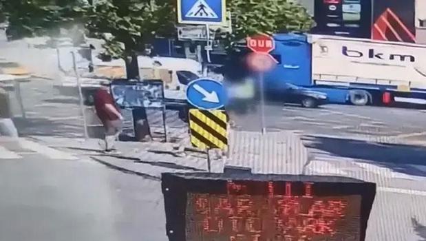 İstanbul’da korkunç kaza! Görevi başındaki kadın polise minibüs çarptı!)