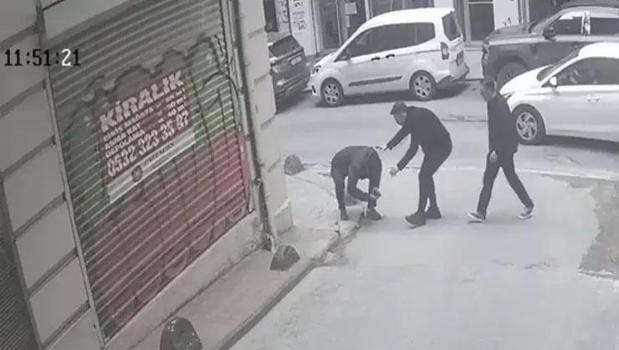 Beyoğlu'nda yürürken bir anda ölümden döndü! Kafasına 7 dikiş atıldı)