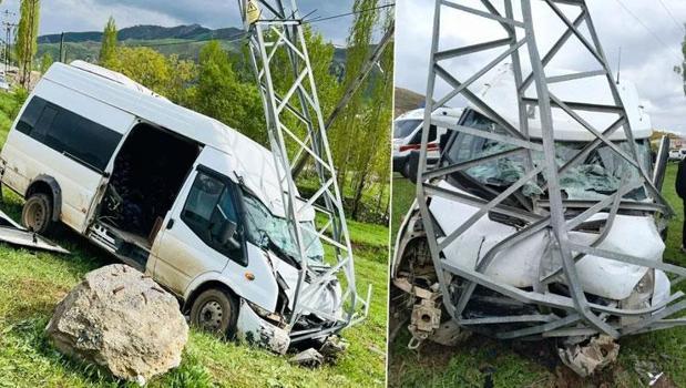Hakkari'de elektrik direğine çarpan minibüsteki 11 kişi yaralandı)