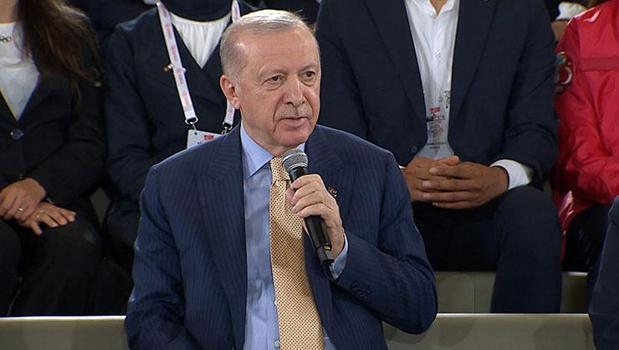 Gençlerle bir araya gelen Cumhurbaşkanı Erdoğan: Sizlere kardeşliğin olduğu bir Türkiye teslim edeceğiz)