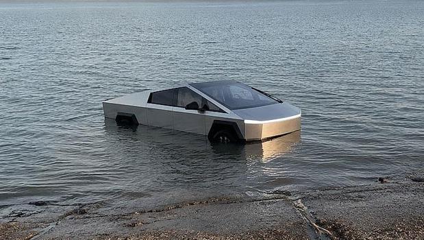 Cybertruck’ı göle sürdü, araç battı! ‘Wade Mode’ denemesi cezaevinde bitti)