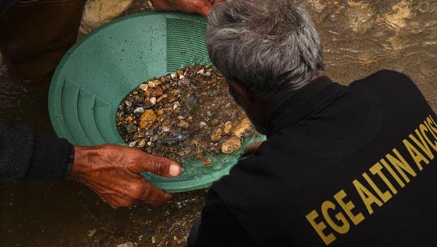 Ege’de yeni çılgınlık! Kazma küreği kapan koşuyor: Gram gram altın topluyorlar)