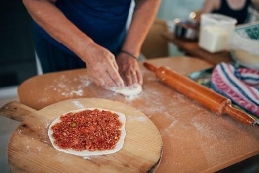 Lahmacunun çıtır çıtır olmasını sağlıyor! Hamurun içine 1 kaşık ekleyin)